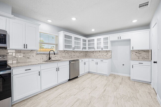 Building Photo - 2926 Meadowcreek Dr