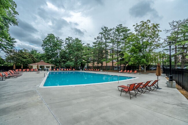 Building Photo - Stunning 1 Bed 1 Bath Condo In Popular High-Rise Fountains Building - Utilities Included