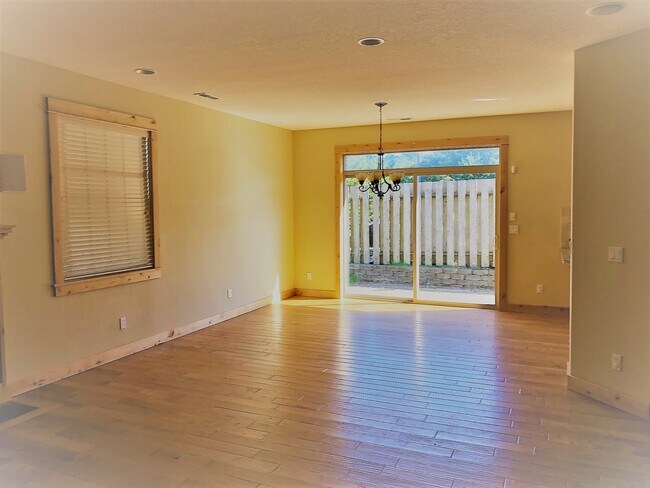 Building Photo - 4050 Evergreen Ave