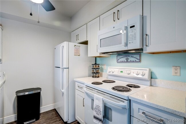 Building Photo - 5563 NE Gulfstream Way