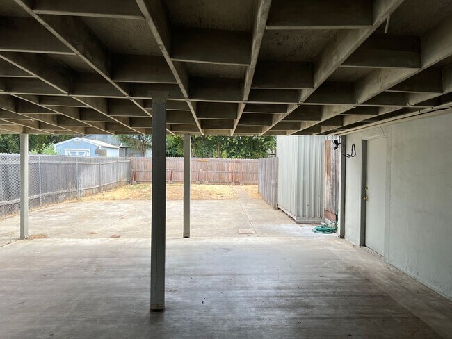 Building Photo - 142 Redwood Ave