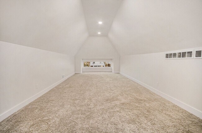 Building Photo - Lower Unit - Newly Constructed - 2 bed/2 bath - Must See!