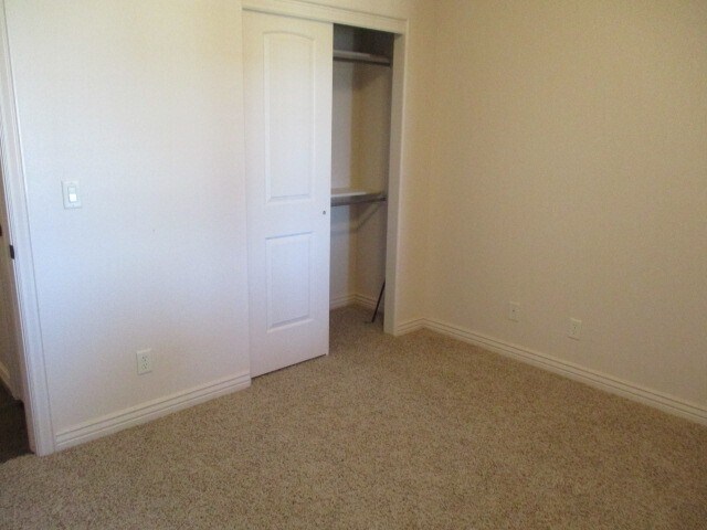 Building Photo - 3 Bedroom 2 bath Single Level - Single Family Home