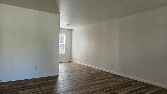 Building Photo - 1126 S Fern St