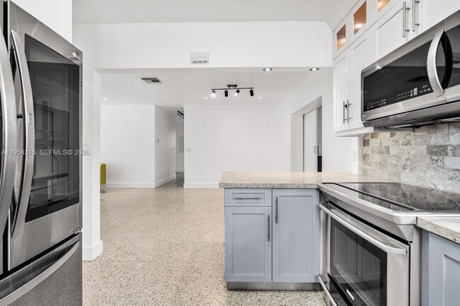 Building Photo - 1040 N Royal Poinciana Blvd