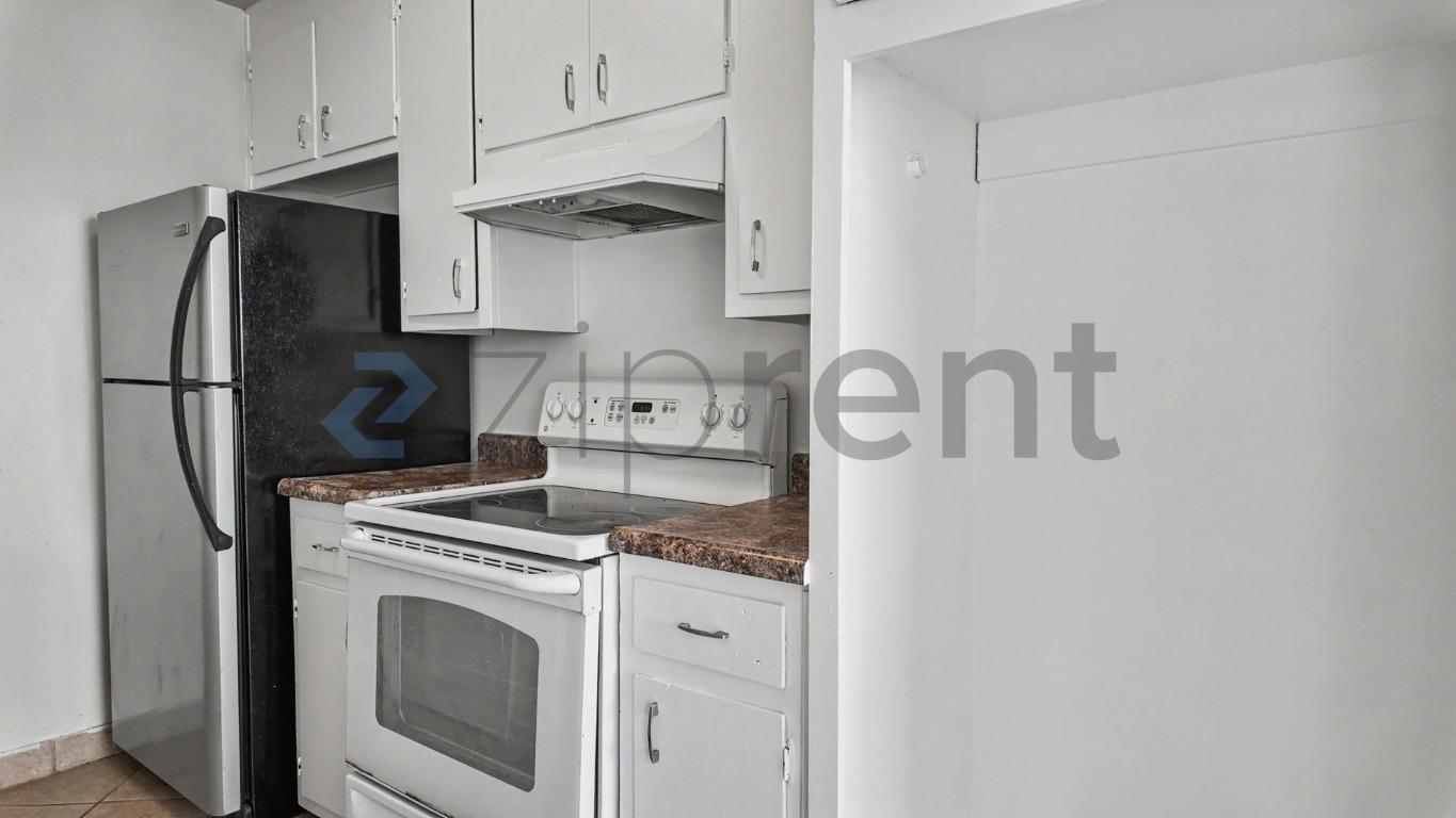 Building Photo - Unit 3