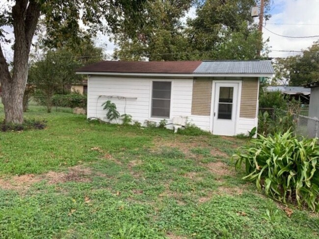 Building Photo - Lovely 3 bedroom 2 bath home