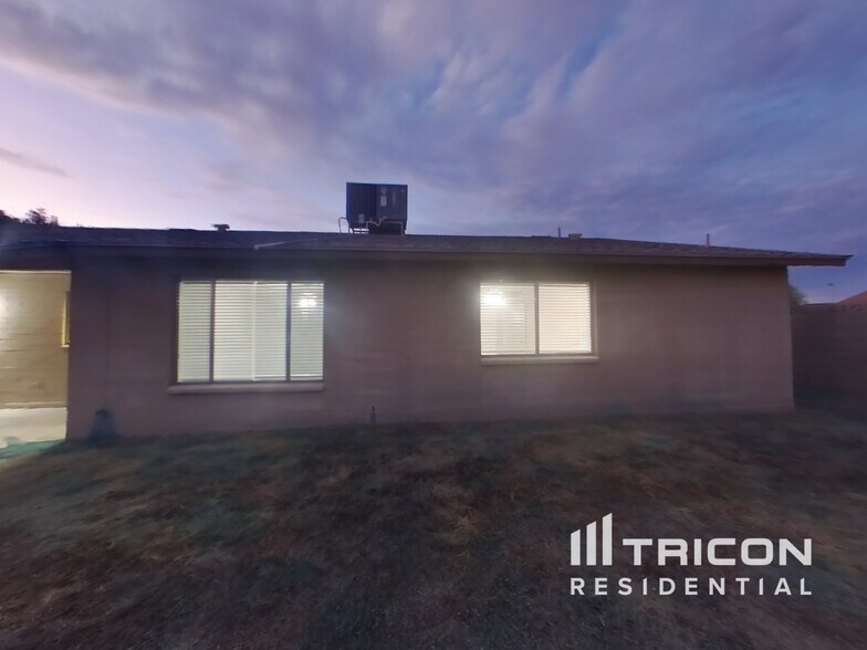 Building Photo - 4901 W Dahlia Dr