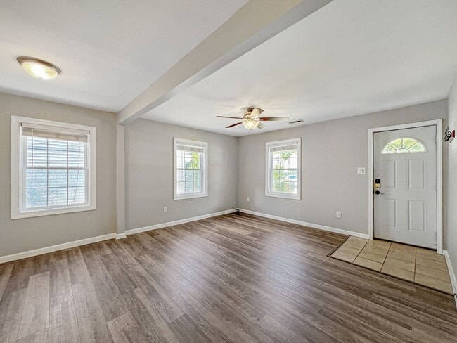 Building Photo - Charming 3 Bed, 2 Bath Home Minutes From B...