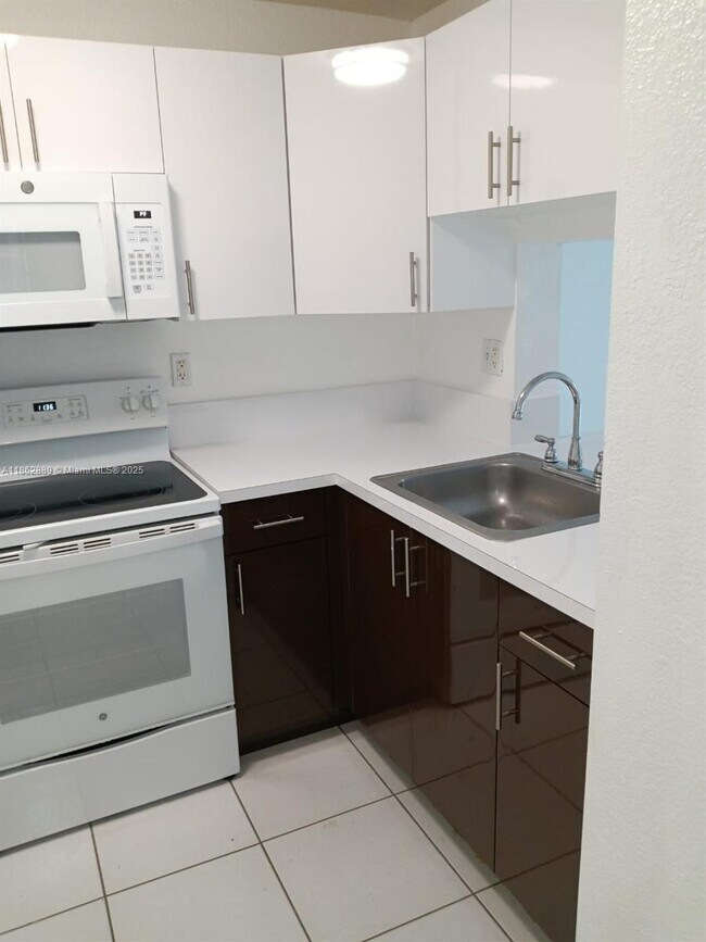 Building Photo - 9310 Fontainebleau Blvd