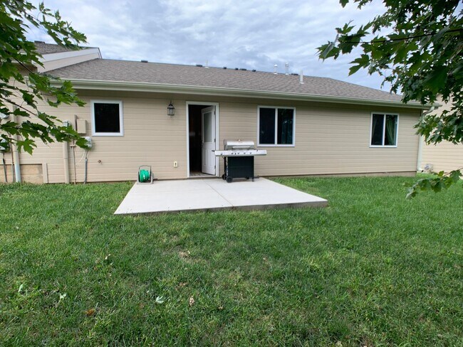 Building Photo - SUPER CUTE DUPLEX ON THE WEST SIDE OF TOWN!
