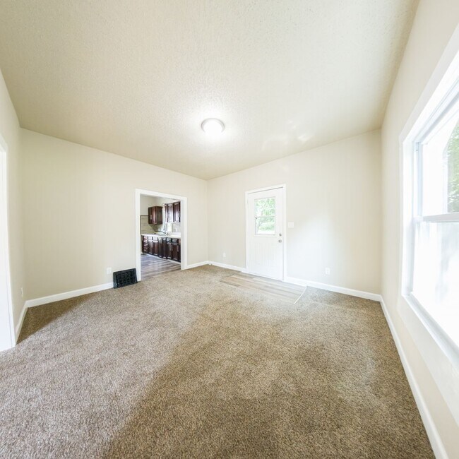 Building Photo - Updated 3 Bedroom 1,800 SQFT Home for Rent