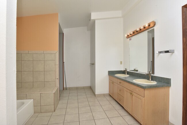 Building Photo - 5741 W Cedar Ave