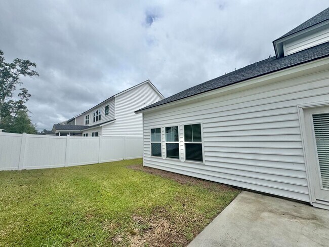 Building Photo - 5 Bedroom, 3.5 Bath Home!