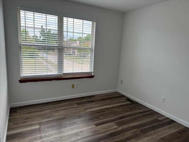 Building Photo - Beautiful 4Bedroom 2.5 bath 2 Car Garage I...