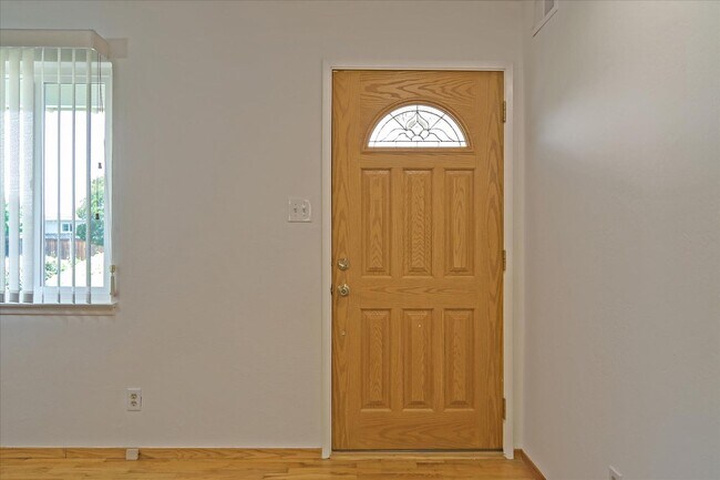 Building Photo - Great Location 3BD Home with Wood Floors &...