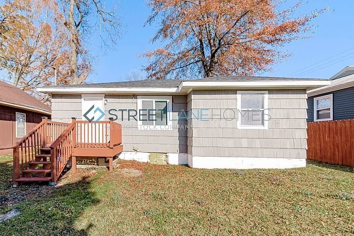 Building Photo - 610 16th Pl SW