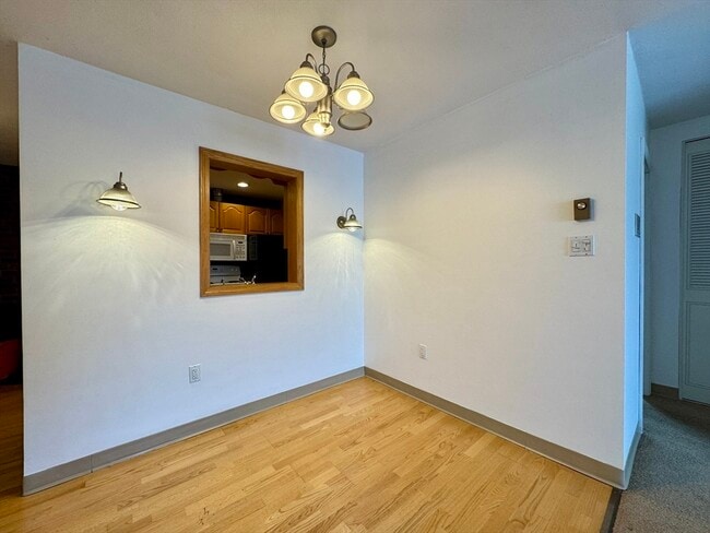 Building Photo - 25 Greentree Ln