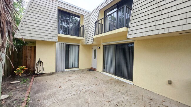 Building Photo - Tropic Villas North 2 bedroom 2 1/2 bath condo