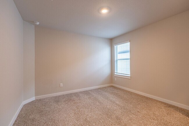 Building Photo - Beautiful 4 Bedroom, 2.5 Bathroom home in Manor!!!
