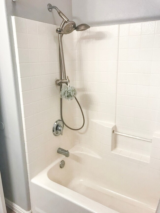 Building Photo - 3 bedroom, 2 bath townhome, end unit, grea...