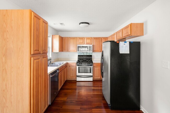 Building Photo - Home in Livingston Farms!