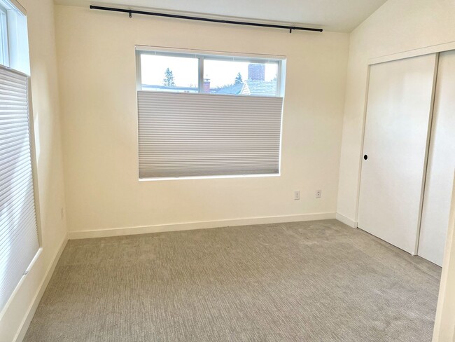 Building Photo - Beautiful townhouse with 2 en-suite bedroo...