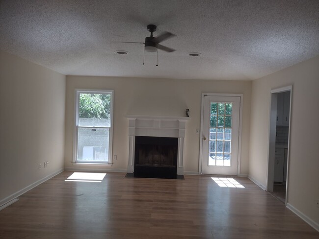 Building Photo - Wonderful Three Bedroom Home in Northeast ...