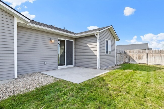 Building Photo - 4 Bedrooms Plus Bonus Room _ Dog Friendly!!