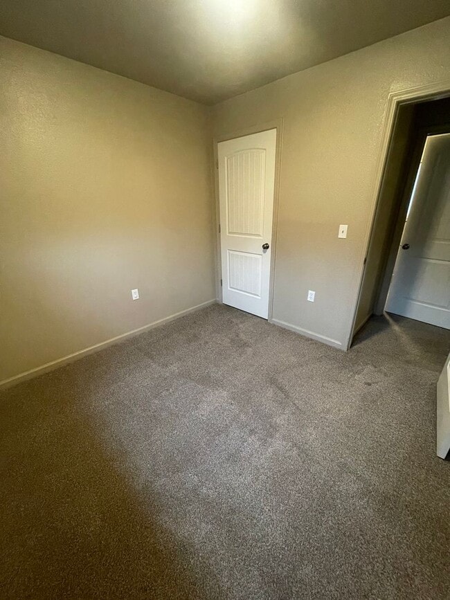 Building Photo - Conveniently Located Charming Pet Friendly Three Bedroom Home With Modern Updates!