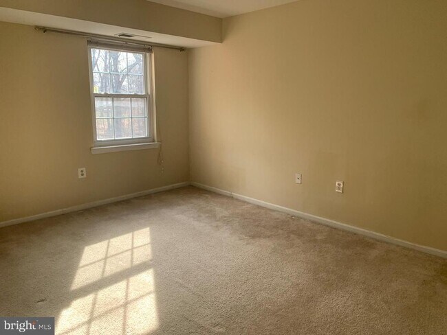 Building Photo - 884 College Pkwy