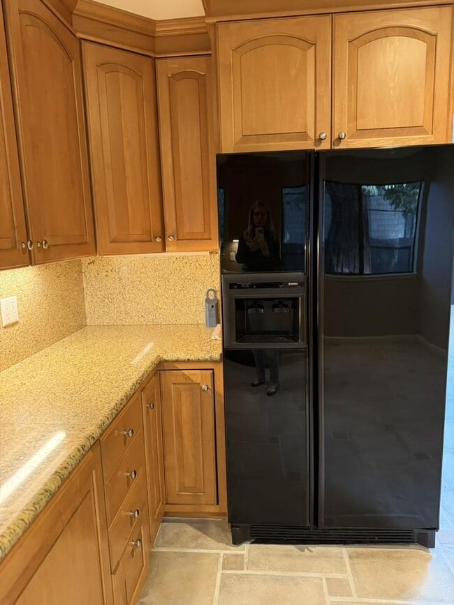 Building Photo - 2439 Sharon Oaks Dr