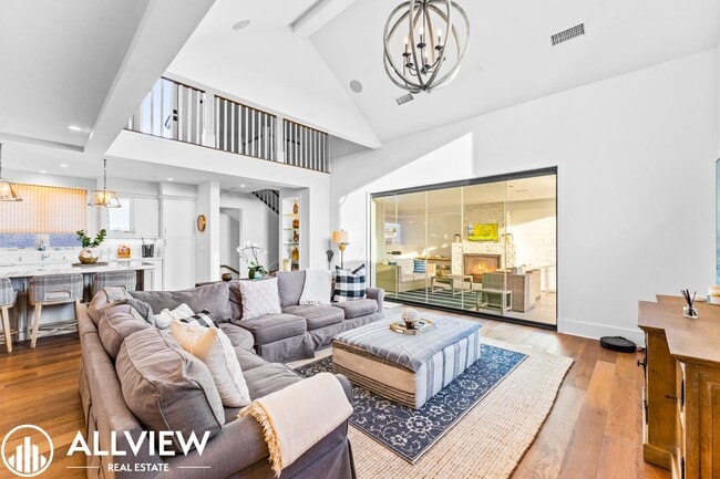 Building Photo - Gorgeous 3 bed 3.5 bathroom home available month to month in the highly desired city of Corona De...