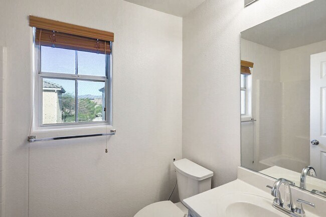 Building Photo - Beautiful 3 Bed Home With 3 Full Baths And...