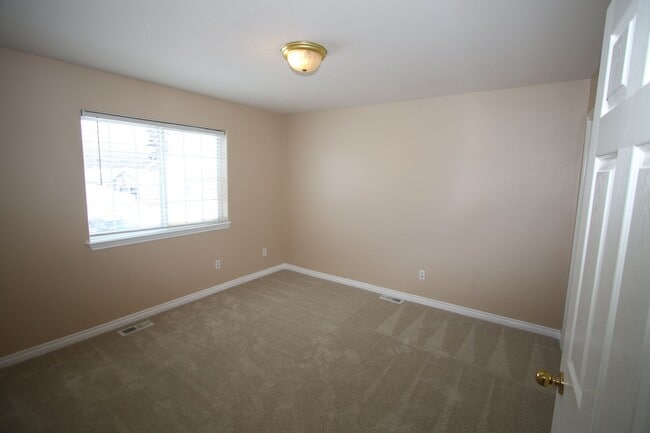 Building Photo - 3 Bedroom Condo!