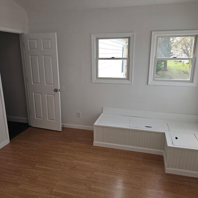 Building Photo - Elegant 5-Bedroom, 4-Bath Home with Expansive Living Spaces