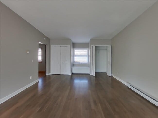 Building Photo - 1475 Valley Dr