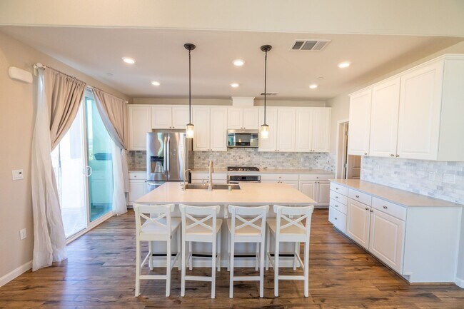 Building Photo - Beautiful two bedroom on Communication Hil...