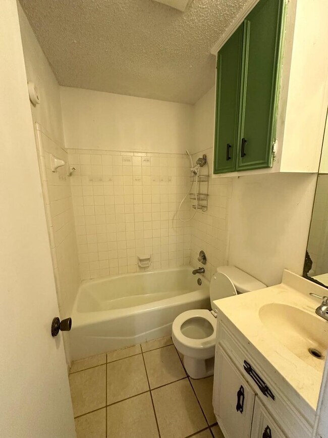 Building Photo - 2 Bedroom 1 Bathroom House For Rent!