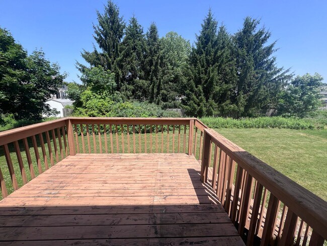 Building Photo - Spacious Duplex in Walker! Two Stall Garage!