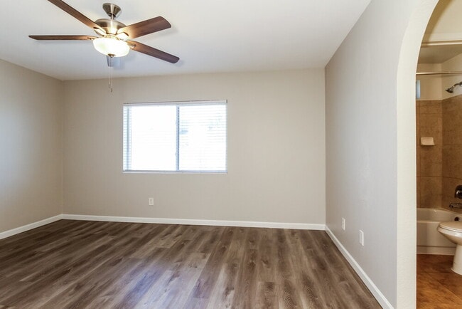 Building Photo - 1518 E Carter Rd