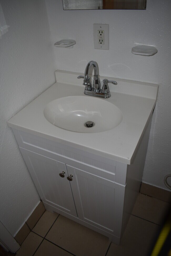 Building Photo - 2526 Red Robin Dr W