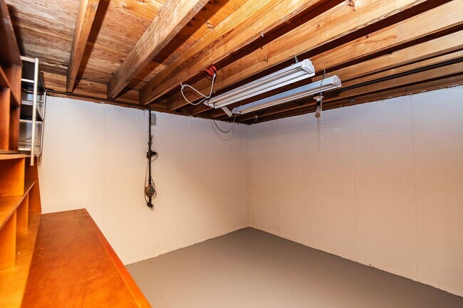 Building Photo - Beautiful 4 Bedroom 3 Bathroom South County Home