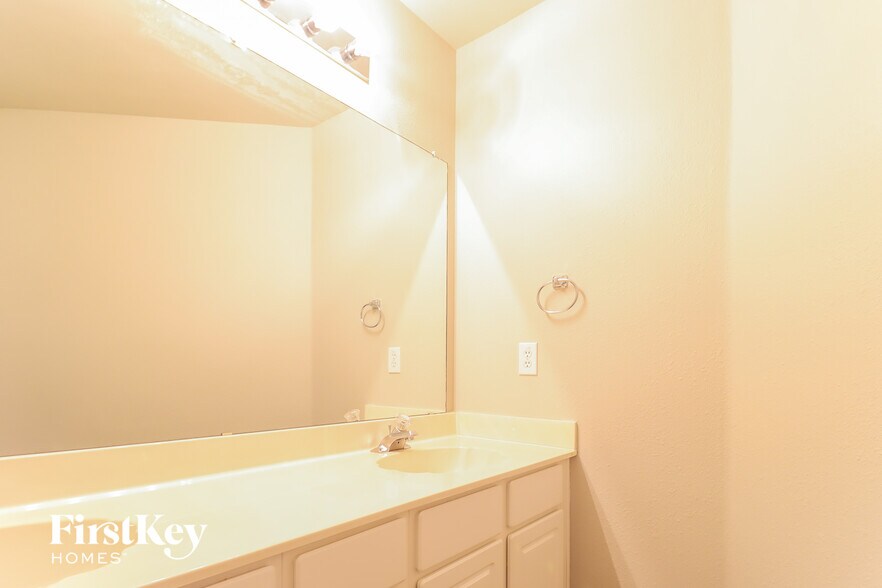 Building Photo - 2204 Reedway Ct