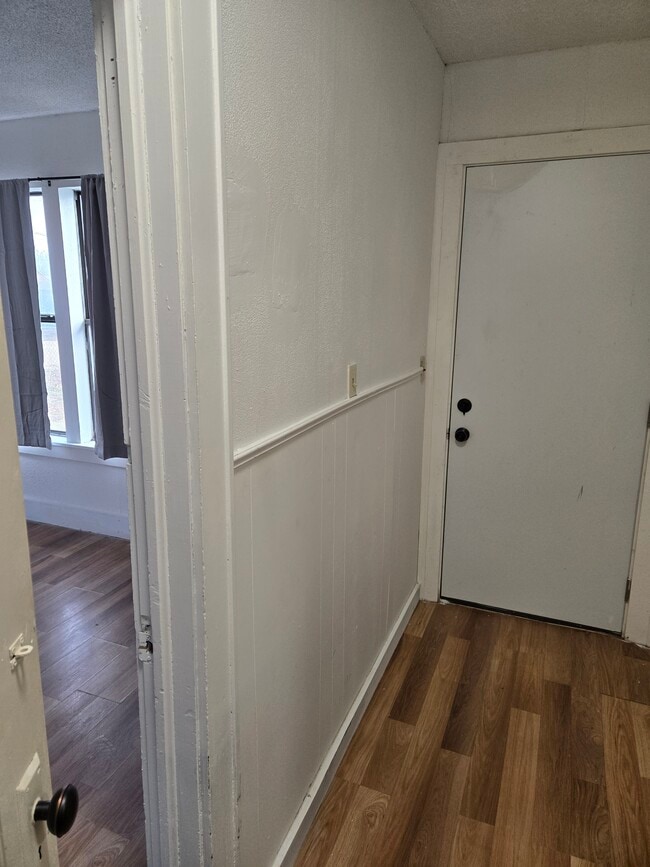 Building Photo - 1210 N Crain St