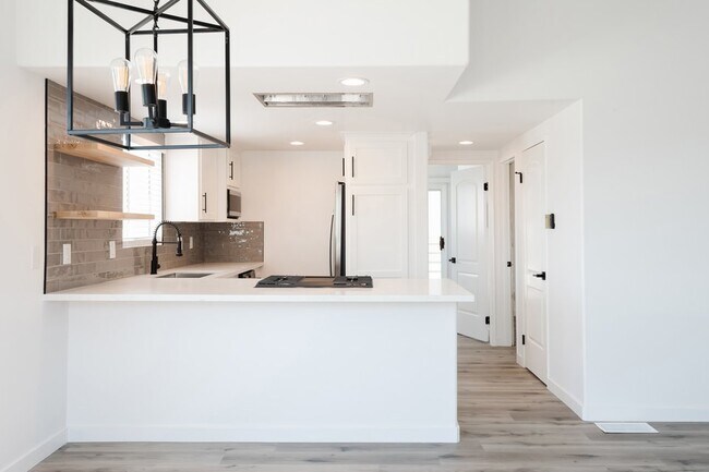 Building Photo - 215 Moonstone St