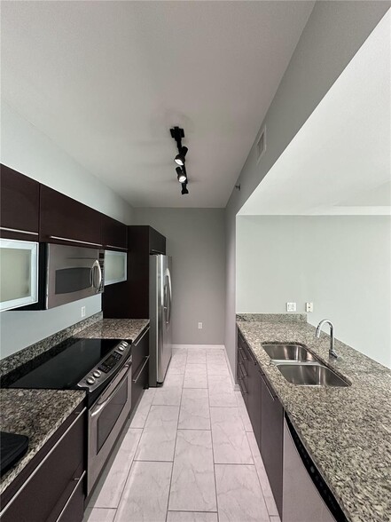 Primary Photo - 950 Brickell Bay Dr