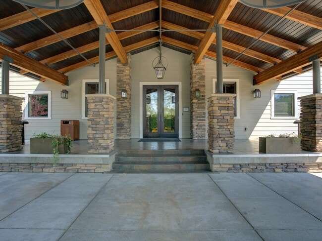 Retreat Main Entrance - 424 Sandpoint Ave