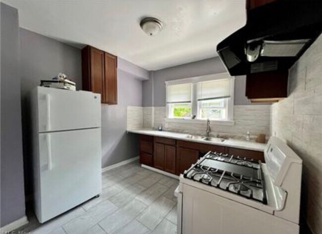Building Photo - 879 Chalker St