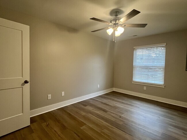 Building Photo - 2916 McDonald Dr SW